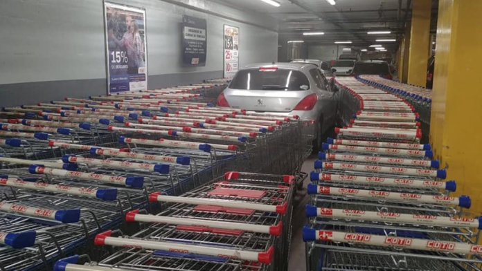 Empleados de supermercado dan lección a conductor por estacionarse en zona prohibida