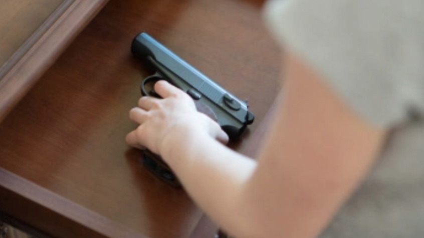 Niño de cinco años halla pistola en su casa y mata a su hermano menor Niño de cinco años halla pistola en su casa y mata a su hermano menor