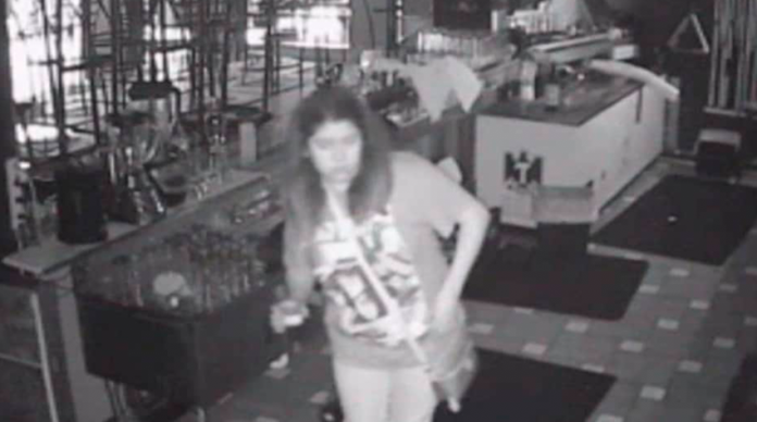 Viral: Se quedó encerrada en un bar y aprovechó para seguir bebiendo gratis