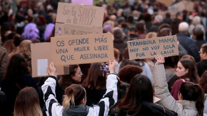 Tres hombres fueron condenados a prisión por burlarse de feministas en una marcha