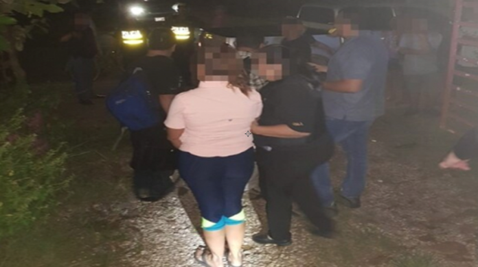Después de dedicarse a sus alumnos en las mañanas, maestra vendía droga por las noches