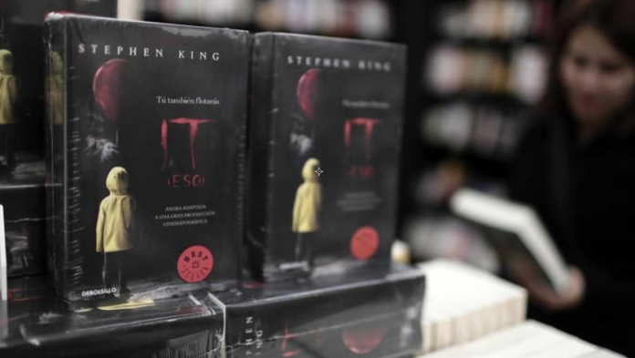 Darán mil 300 dólares a quien vea 13 películas de Stephen King antes de Halloween