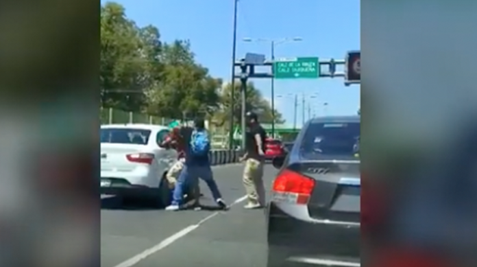 VIDEO: Microbuseros atropellan golpean y roban a ciclista