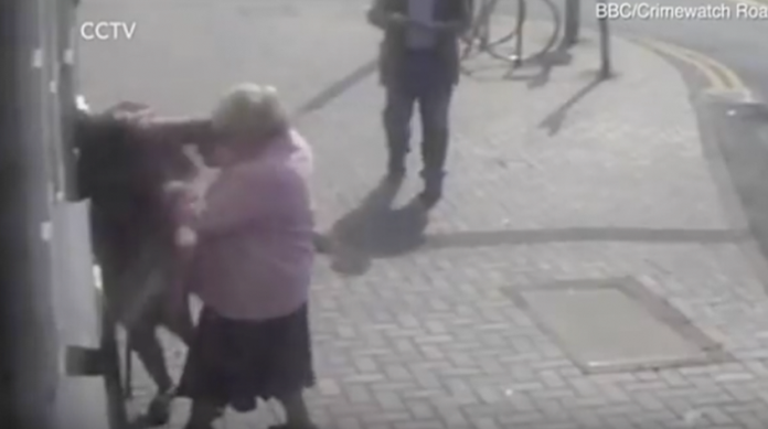 VIDEO: Anciana se defiende de mujer que intentó asaltarla
