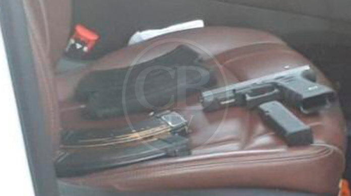 Arrestan a cuatro personas que portaban armas; entre ellos una mujer