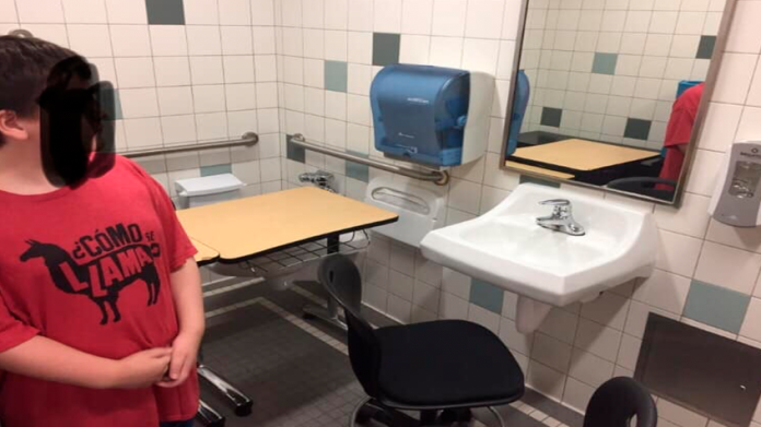 Menor con autismo fue víctima de discriminación: maestras lo mandaban al baño a tomar clases
