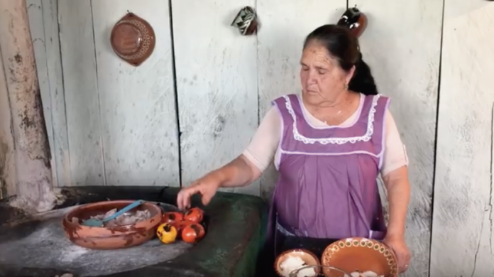 VIRAL: Michoacana cautiva en Youtube con sus recetas caseras