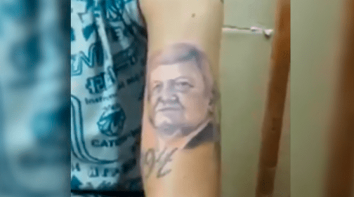 Joven se tatúa el rostro de AMLO