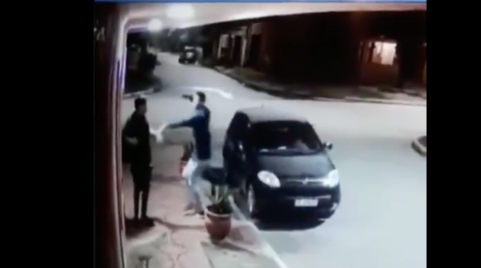 VIDEO: Quiso asaltar a un joven hasta que se dio cuenta que era su amigo y se abrazan
