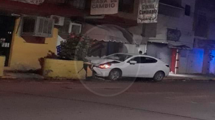 Conductor abandona su auto tras destrozarlo contra jardinera