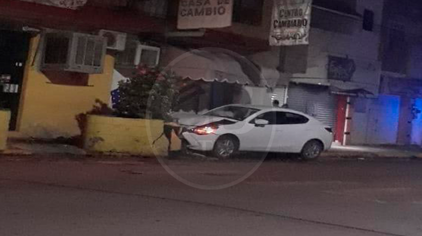 Conductor abandona su auto tras destrozarlo contra jardinera Conductor abandona su auto tras destrozarlo contra jardinera