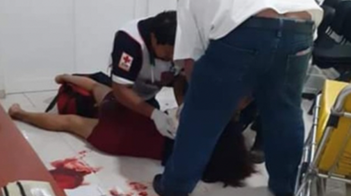 Mujer es apuñalada en 10 ocasiones por su pareja, durante audiencia por violencia familiar
