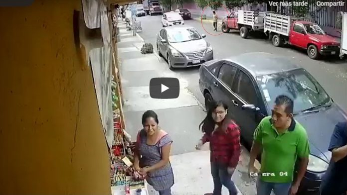Video: Hombre se avienta contra autos en movimiento para extorsionar a conductores