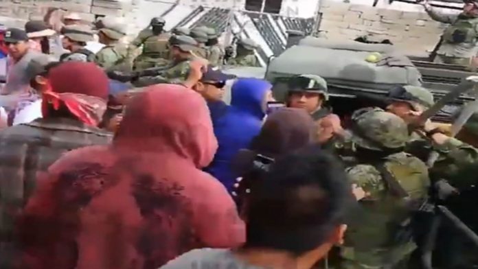 Video: Nuevamente civiles agreden a militares; ahora en Puebla