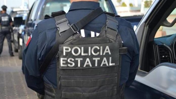Pobladores desarman y secuestran a 14 policías estatales para pedir la liberación de personas detenidas por la Guardia Nacional