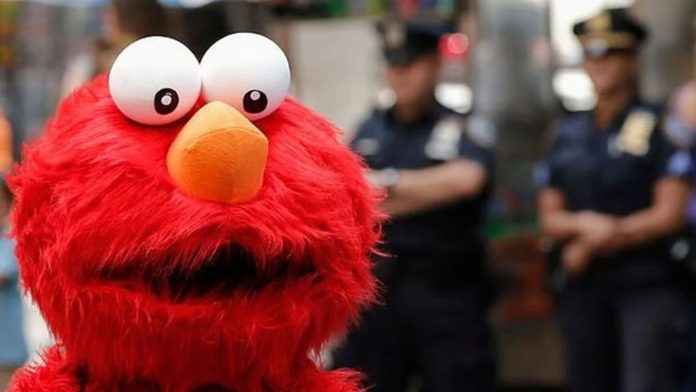 Arrestan a “Elmo” por manosear a menor de edad en Nueva York