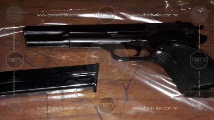 Policía arresta a motociclista por traer una pistola fajada en la cintura