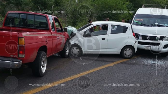 Dos lesionados deja un choque múltiple en carretera La Huacana-La Piedad