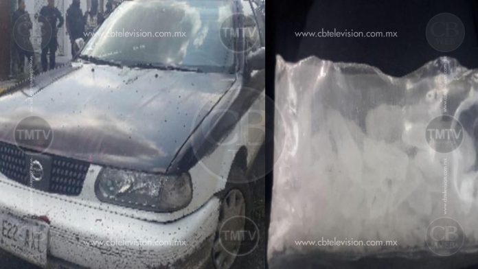 Dos hombres viajaban con droga sintética en auto robado