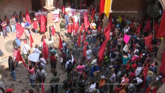 Movimiento Antorchista realiza marcha y se manifiesta en palacio municipal