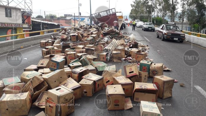 Vuelca remolque con cartón en el periférico norte de Morelia