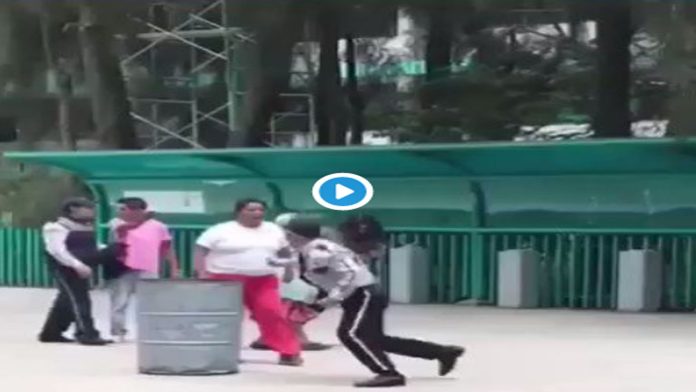 Video: Guardia golpea a mujeres que intentaban agredirlo; piden que no sea destituido