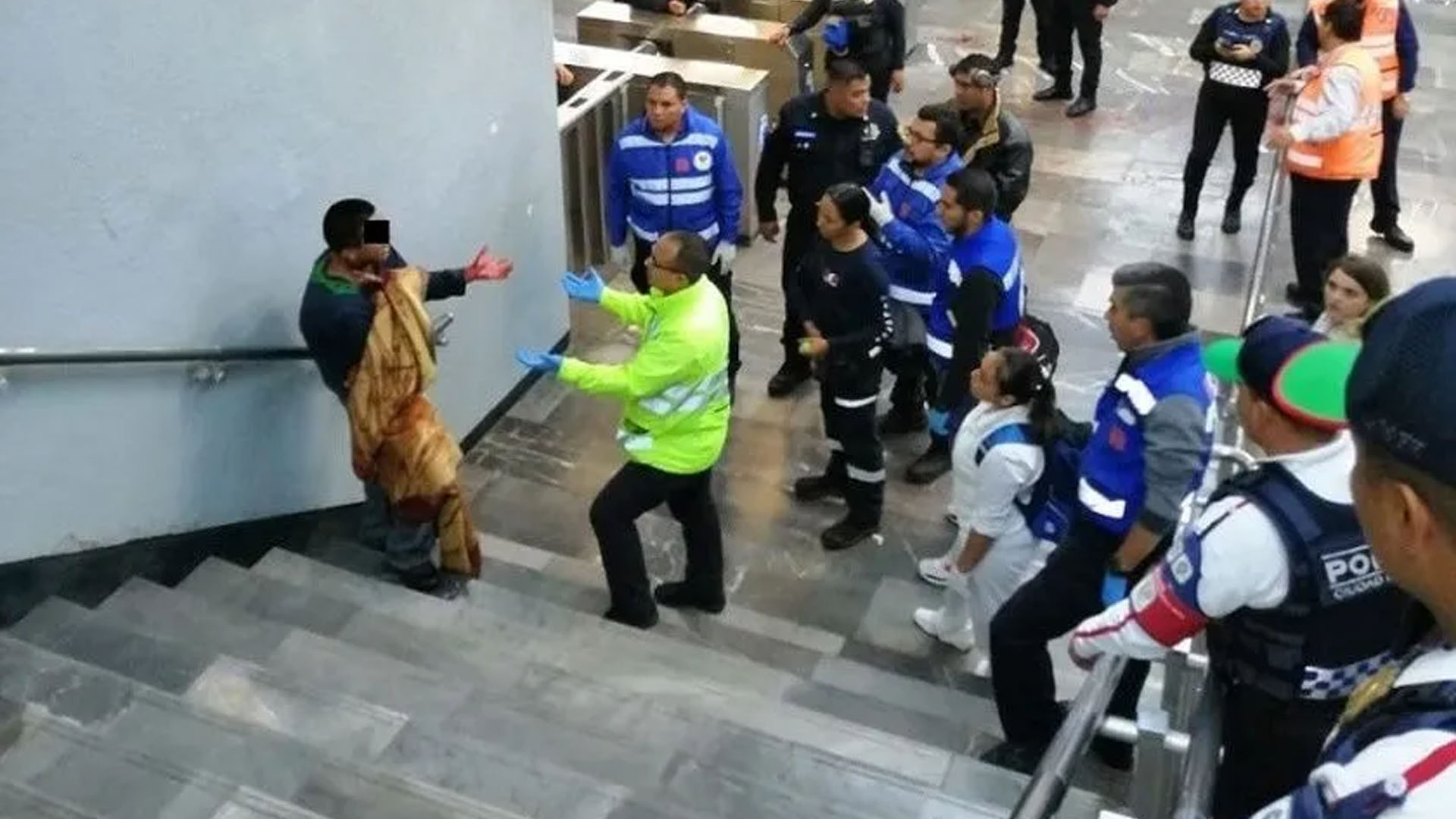 Video: Hombre se corta el cuello en el Metro para evitar arresto Video: Hombre se corta el cuello en el Metro para evitar arresto