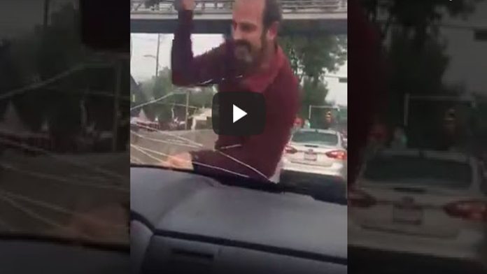 Video: Captan a hombre agrediendo a conductora en la CDMX