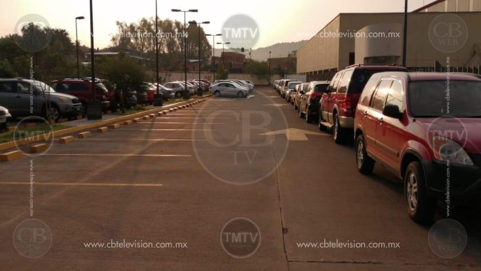 Roban camioneta a mano armada a una doctora en el estacionamiento del IMSS