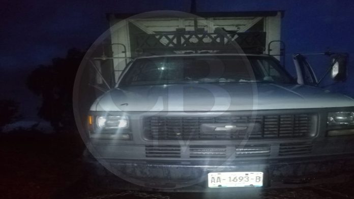 Recuperan una camioneta de redilas abandonada en Tarímbaro