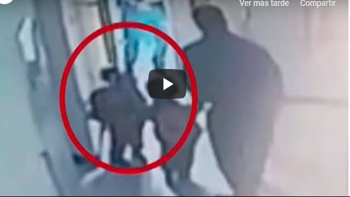 Video: Por llegar tarde al kínder sacan a niño a la calle; su padre ya se había ido