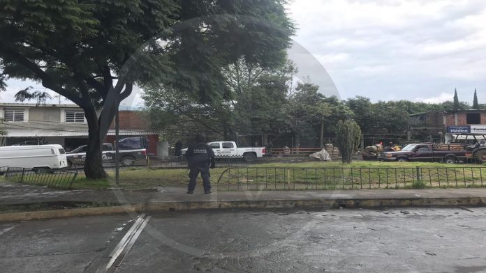 Cuelgan a una mujer en calles de Uruapan y le dejan mensaje
