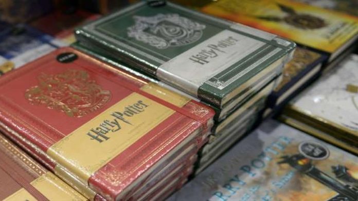 Prohíben libros de ‘Harry Potter’ en escuela de EE.UU. porque los conjuros son 