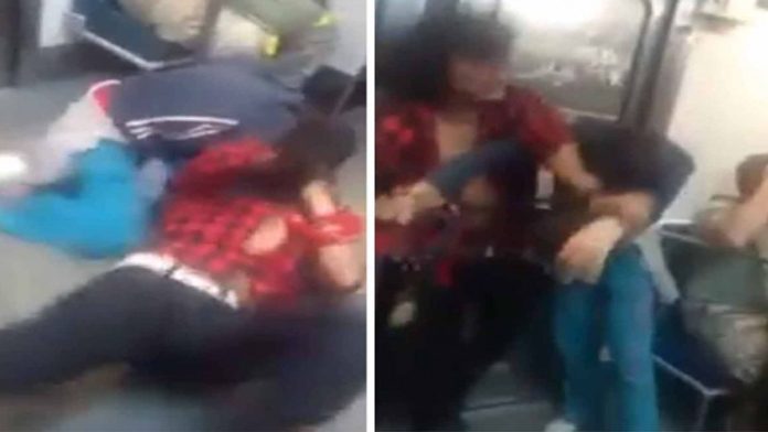 Video: “Es un hombre y me está pegando”; captan pelea en el Metro