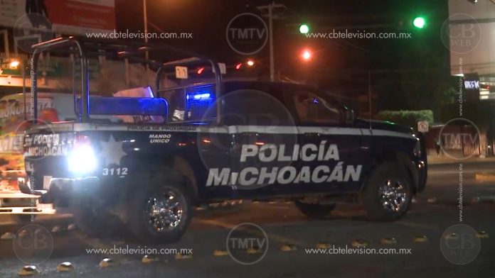 Civiles enfrentan a balazos con la policía en calles de Uruapan
