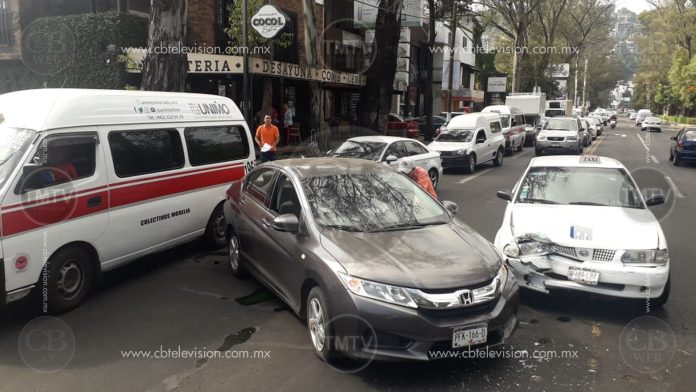 Choque de un taxi y un vehículo particular en la avenida Ventura Puente