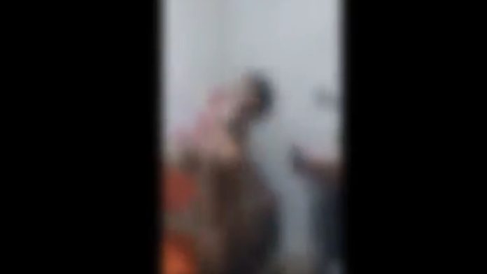 Desnudan y agreden a joven de 17 años que robó chocolates