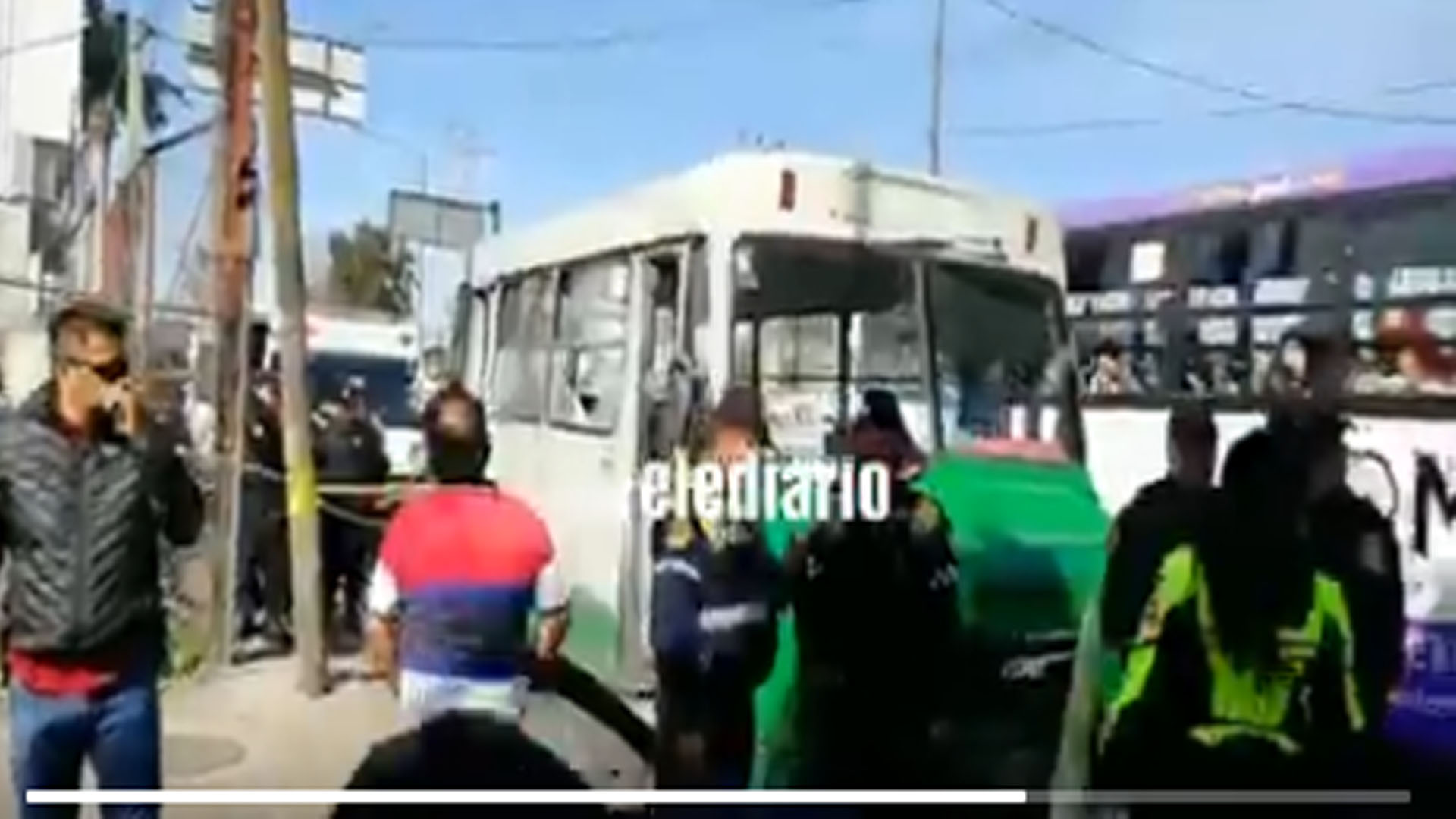 Pasajero desarma a asaltante y lo asesina con su propia arma Pasajero desarma a asaltante y lo asesina con su propia arma