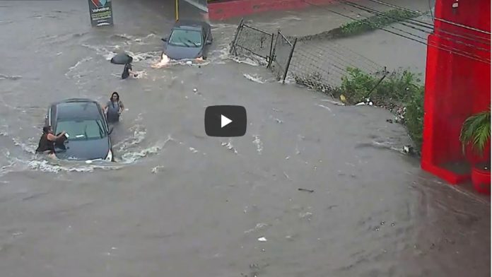 Video: Mujer es “tragada” por una alcantarilla, durante una inundación en Sinaloa