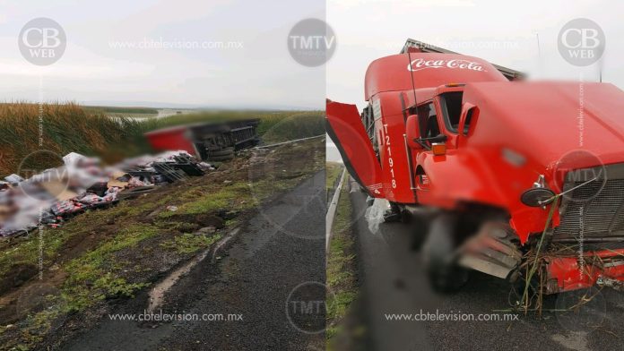 Trailer cargado con “Coca Cola” se accidenta en la pista de occidente