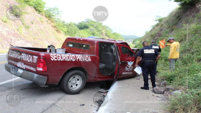 Se accidenta camioneta de Seguridad Privada; hay dos lesionados