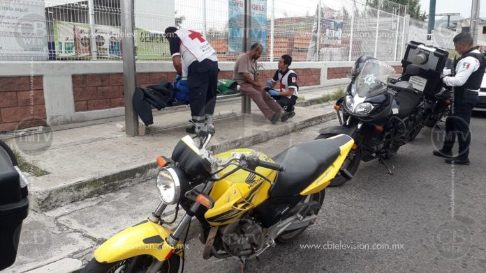 Motociclista derrapa en el periférico y se impacta contra un automóvil