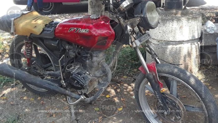Taxista atropella a motociclista en Apatzingán; el ruletero lo traslada a un hospital