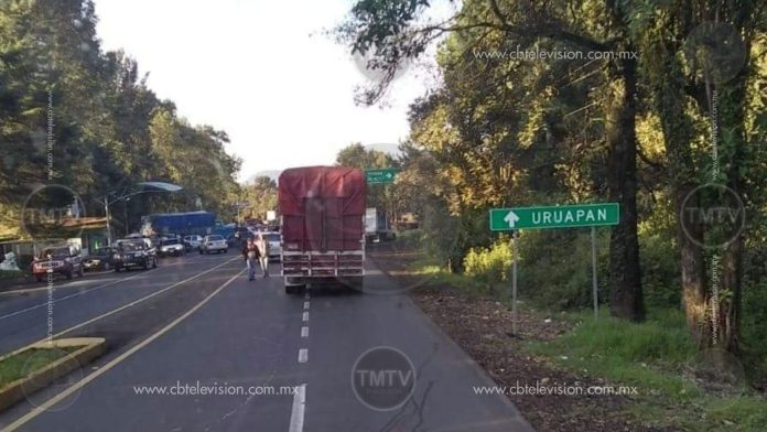 Capacuaros bloquean carretera a Los Reyes: exigen libertad a cuatro talamontes