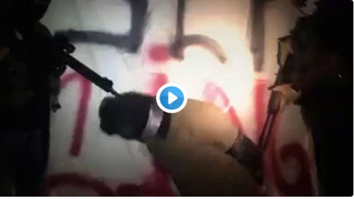VIDEO (+18): Sicarios del CJNG interrogan y asesinan a miembro del Cártel del Noreste