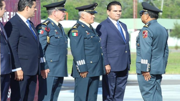 Llama Silvano Aureoles a fortalecer al Ejército Mexicano