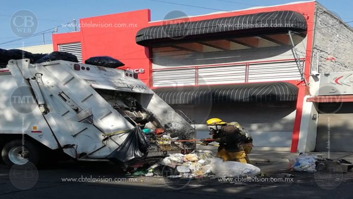 Químicos a bordo de camión de basura; bomberos contienen siniestro