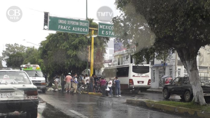 Patrulla se pasa la luz roja y choca con camioneta; hay seis menores lesionados
