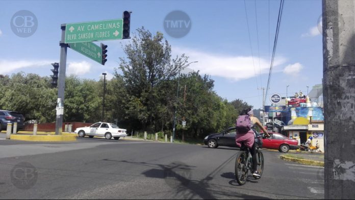 De nueva cuenta, se reporta un semáforo en disfunción sobre la Av. Solidaridad