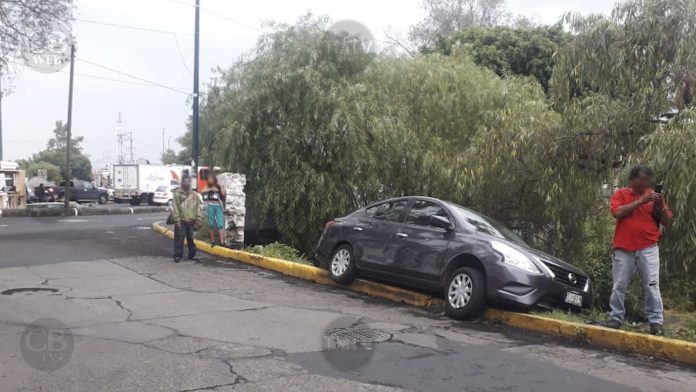 Auto se salva de caer al río chico de Morelia